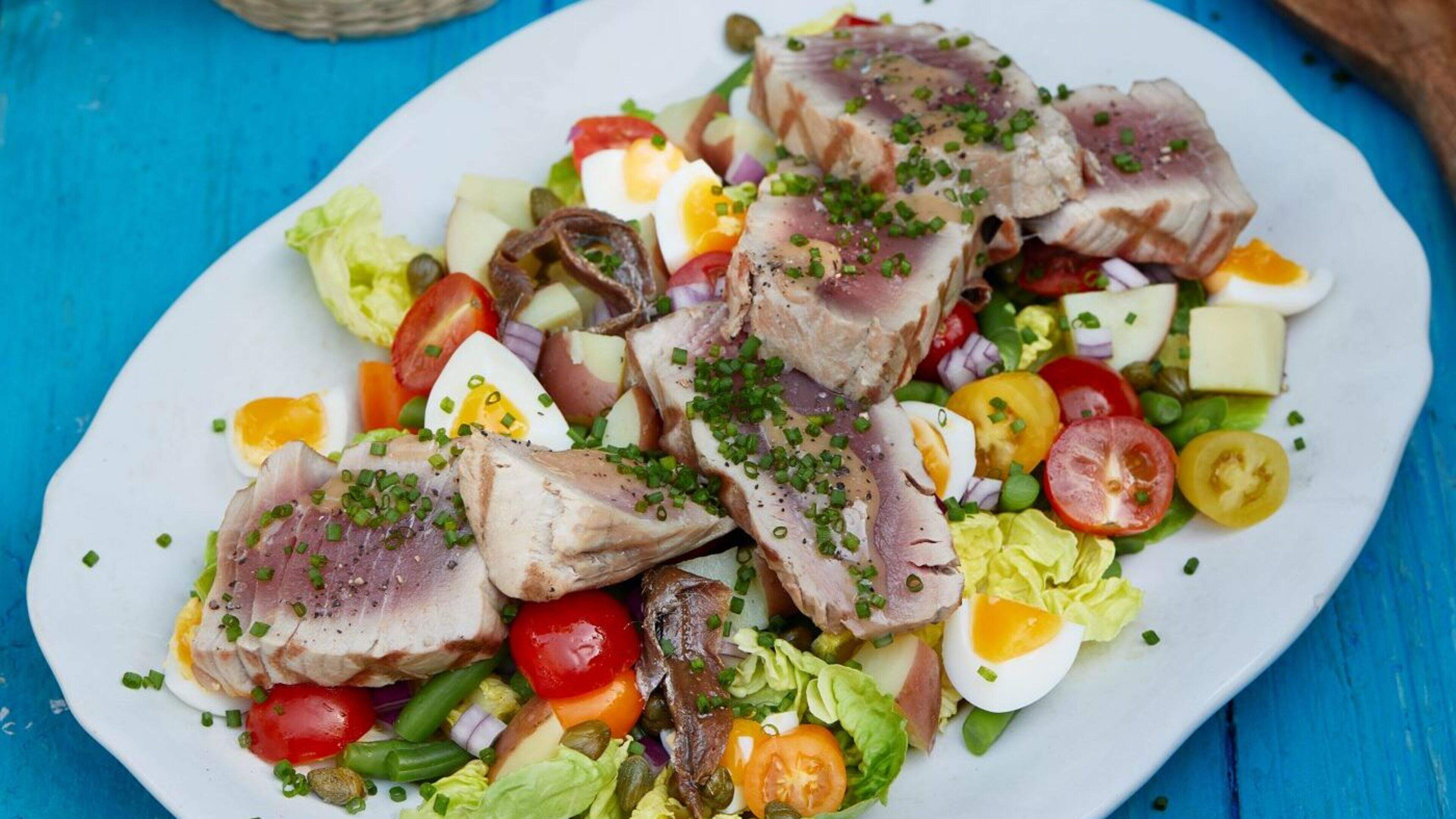 Op de barbecue: Tonijn met chopped niçoise